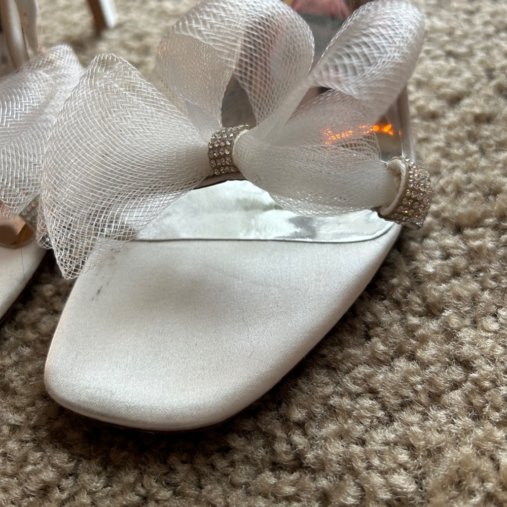 Badgley Mischka Peep Toe White Satin Heels Tulle Bows and Crystals Size 8.5 - Picture 3 of 6